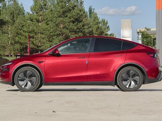 2025 Tesla Model Y Long Range I Рестайлинг, красный, 7639800 рублей, вид 4