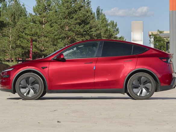 2025 Tesla Model Y Long Range I Рестайлинг, красный, 7639800 рублей - вид 3