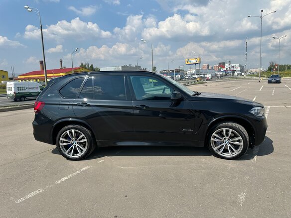 2018 BMW X5 40e III (F15), чёрный, 3900000 рублей - вид 2