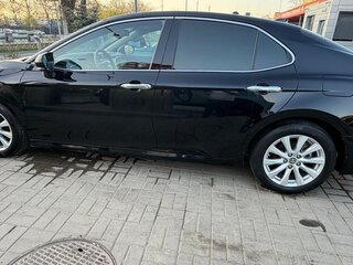 2020 Toyota Camry VIII (XV70), чёрный, 2940000 рублей, вид 3