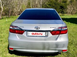 2015 Toyota Camry VII (XV50) Рестайлинг, серебристый, 2050000 рублей, вид 5