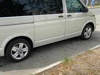 2021 Volkswagen Multivan T6 Рестайлинг, серый, 8500000 рублей, вид 2