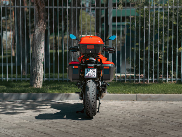 2021 BMW F 900 XR, красный, 1050000 рублей - вид 2