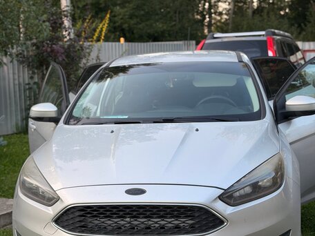 2016 Ford Focus III Рестайлинг, серебристый, 900000 рублей, вид 1