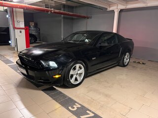 2013 Ford Mustang V Рестайлинг, чёрный, 3000000 рублей, вид 1