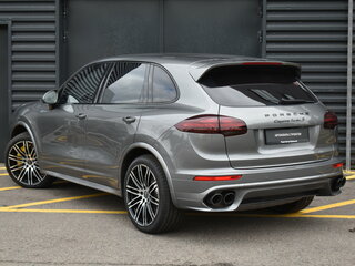 2015 Porsche Cayenne Turbo S II Рестайлинг (958), серый, 4390000 рублей, вид 3