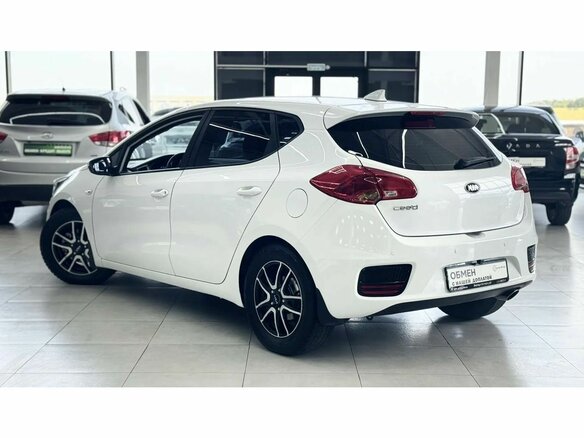 2017 Kia Ceed II Рестайлинг, белый - вид 3