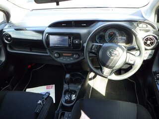 2018 Toyota Vitz III (XP130) Рестайлинг 2, белый, 1500000 рублей, вид 3