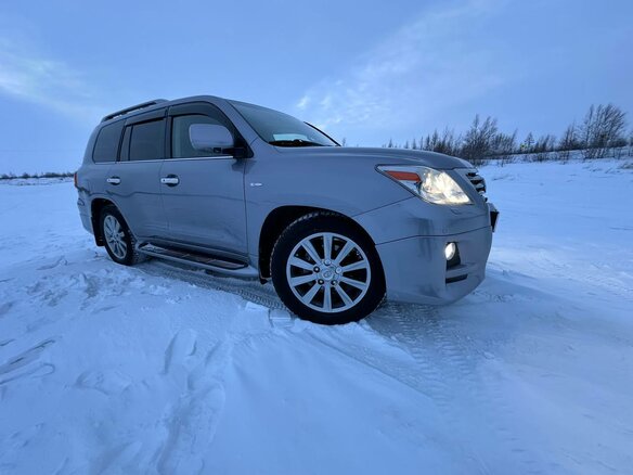 2011 Lexus LX 570 III, серебристый, 3800000 рублей - вид 1