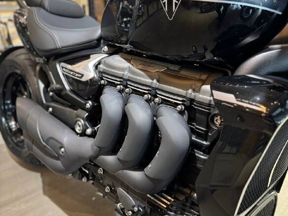 2024 Triumph Rocket 3, чёрный, 3600000 рублей - вид 9