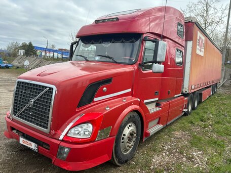 2003 Volvo VNL, красный, 3000000 рублей, вид 1