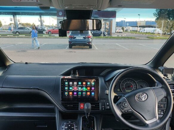 2017 Toyota Voxy III (R80), серебристый, 2500000 рублей - вид 8