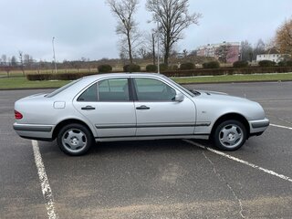 1997 Mercedes-Benz E-Класс 220 II (W210, S210), серебристый, 500000 рублей, вид 3