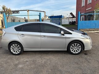 2010 Toyota Prius III (XW30), серебристый, 1200000 рублей, вид 2