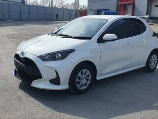 2022 Toyota Yaris IV, белый, 1540000 рублей, вид 4