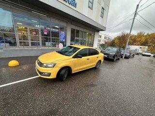 2018 Volkswagen Polo V Рестайлинг, жёлтый, 500000 рублей, вид 2