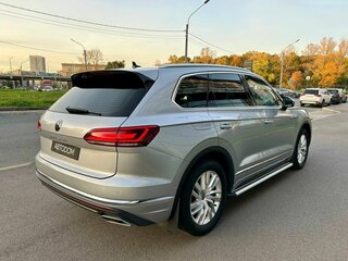 2021 Volkswagen Touareg III, серый, 5805000 рублей, вид 4