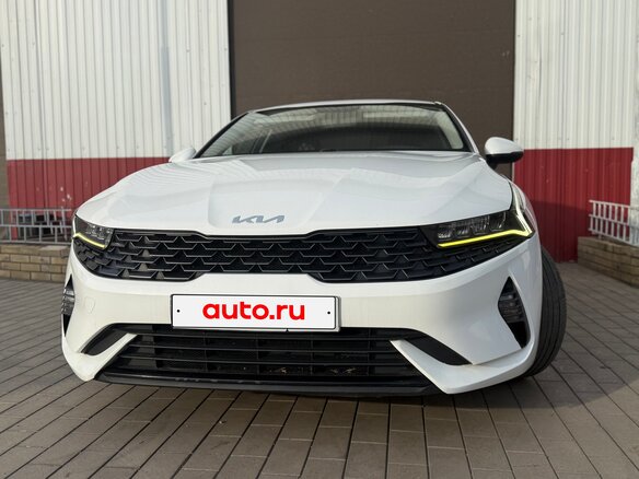 2022 Kia K5 III, белый, 1700000 рублей - вид 1