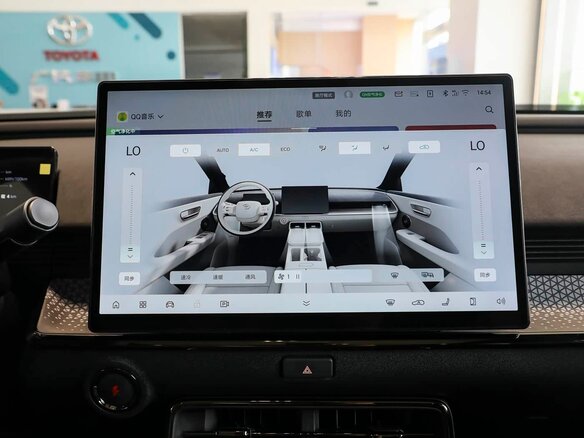 2026 Toyota bZ3X 58.3 kWh, чёрный, 3895003 рублей - вид 35
