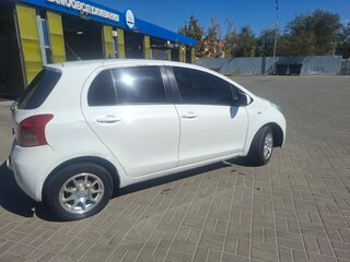 2005 Toyota Vitz II (XP90), белый, 350000 рублей, вид 3