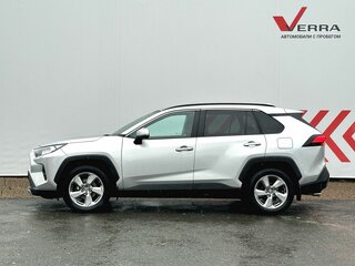 2021 Toyota RAV4 V (XA50), серебристый, 3315000 рублей, вид 2