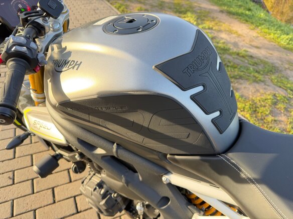 2024 Triumph Speed Triple, серый, 1600000 рублей - вид 6