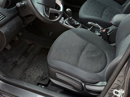 2015 Hyundai Solaris I Рестайлинг, серый, 850000 рублей, вид 5