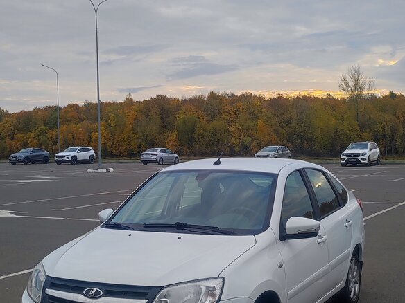 2015 Lada (ВАЗ) Granta I, белый, 400000 рублей