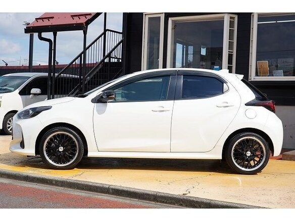 2021 Toyota Yaris IV, белый, 924000 рублей - вид 2
