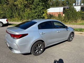 2022 Kia Rio IV Рестайлинг, серый, 1700000 рублей, вид 4