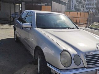 1996 Mercedes-Benz E-Класс 320 II (W210, S210), серебристый, 500000 рублей, вид 1