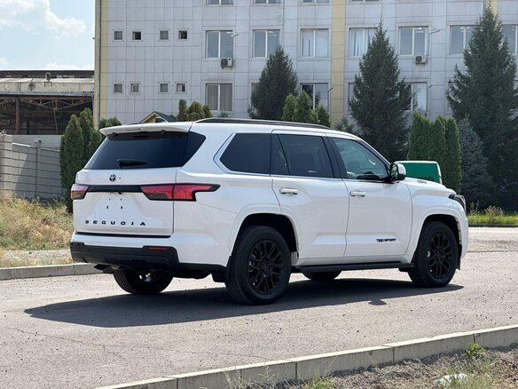 2023 Toyota Sequoia III, белый, 12000000 рублей - вид 3
