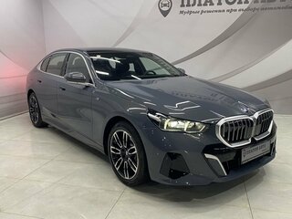 2025 BMW 5 серии Long 530Li xDrive VIII (G60/G61/G68), серый, 8199000 рублей, вид 3