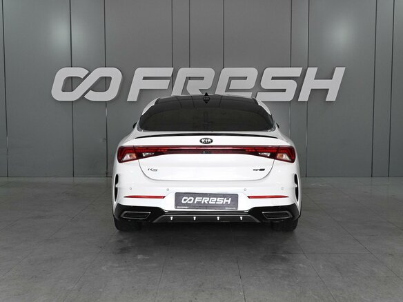 2021 Kia K5 III, белый - вид 3