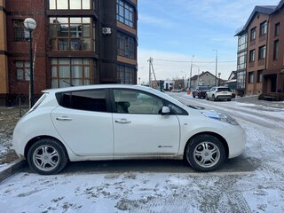 2014 Nissan Leaf (EM57) I (ZE0/AZE0), белый, 600000 рублей, вид 3