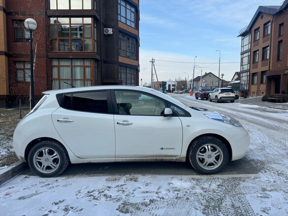 2014 Nissan Leaf (EM57) I (ZE0/AZE0), белый, 600000 рублей - вид 2