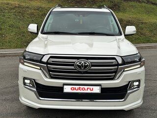 2016 Toyota Land Cruiser 200 Series Рестайлинг 2, белый, 5800000 рублей, вид 4