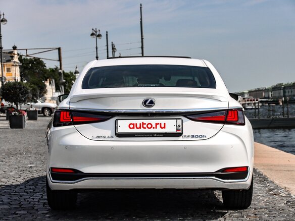 2021 Lexus ES 300h VII Рестайлинг, белый, 5150000 рублей - вид 10