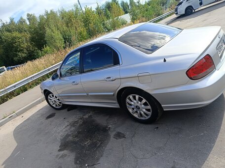 2004 Hyundai Sonata ТагАЗ IV (EF) Рестайлинг, серебристый, 320000 рублей, вид 2