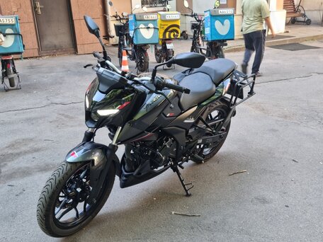 2023 Bajaj Pulsar N250, чёрный, 220000 рублей, вид 2