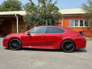 2021 Toyota Camry VIII (XV70) Рестайлинг, красный, 3600000 рублей, вид 3