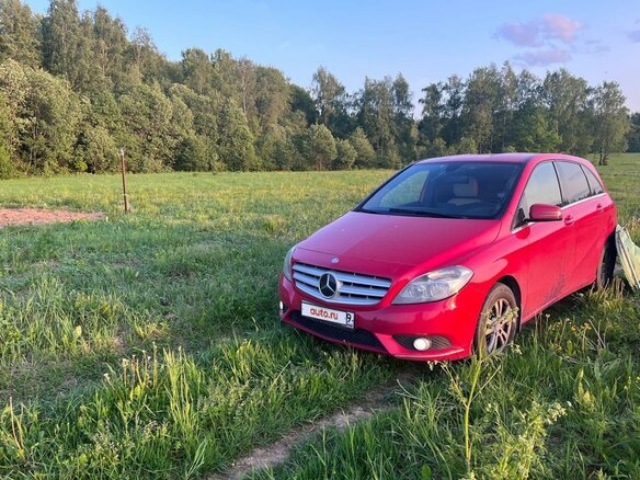 2013 Mercedes-Benz B-Класс 180 II (W246), красный, 1750000 рублей
