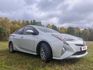2016 Toyota Prius IV (XW50), серебристый, 1550000 рублей, вид 3