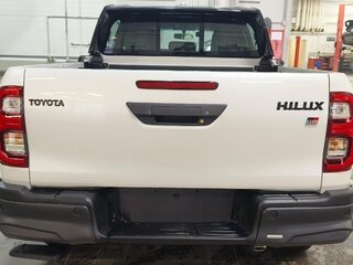 2023 Toyota Hilux VIII Рестайлинг 2, белый, 8000000 рублей, вид 4