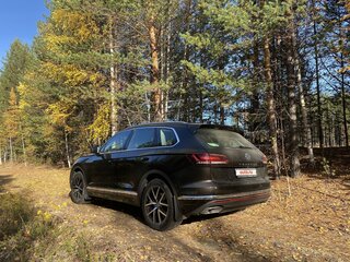 2018 Volkswagen Touareg III, коричневый, 5500000 рублей, вид 3