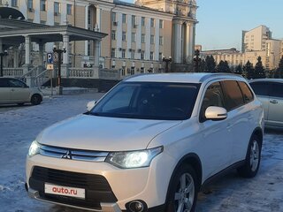 2014 Mitsubishi Outlander III Рестайлинг, белый, 1155000 рублей, вид 1