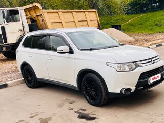 2014 Mitsubishi Outlander III Рестайлинг, белый, 1375000 рублей, вид 1