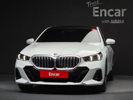 2024 BMW 5 серии 520i VIII (G60/G61/G68), белый, 5530000 рублей, вид 3