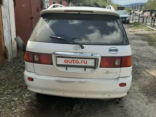 2001 Toyota Ipsum I (M10), белый, 550000 рублей, вид 3