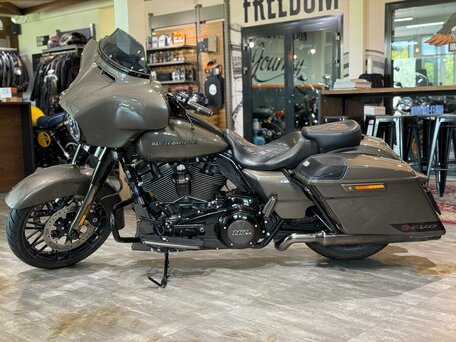 2021 Harley-Davidson CVO Street Glide, серый, 3400000 рублей, вид 1